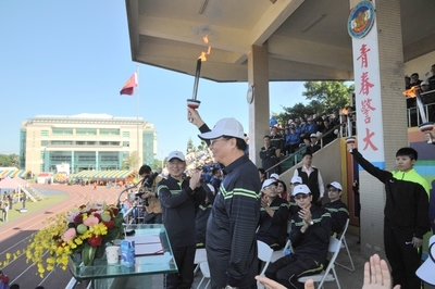 陳威仁部長為選手代表點燃聖火
