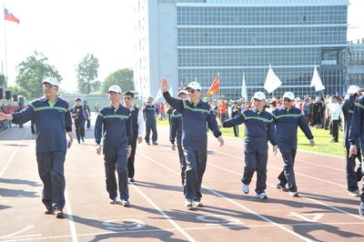 陳威仁部長(中)由警大校長刁建生(右二)陪同繞場