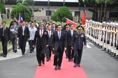 馬總統由內政部李部長鴻源、行政院海岸巡防署王署長進旺、本校謝校長秀能與桃園縣吳縣長志揚等人陪同檢閱本校樂儀隊。