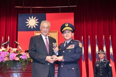 吳院長與傑出校友陳國恩主任秘書合影.jpg