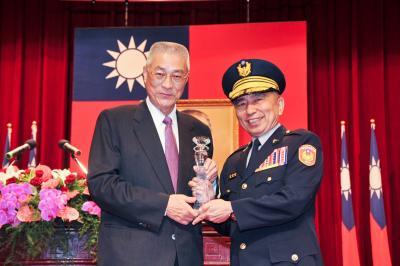 吳院長與傑出校友刁建生局長合影