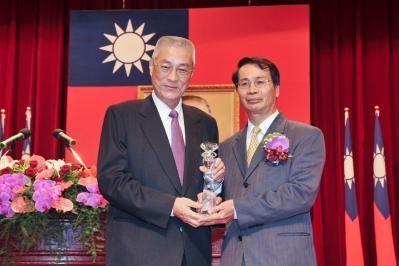 吳院長與傑出校友廖世立副院長合影