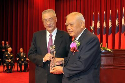 吳院長與傑出校友張聰輝教官合影