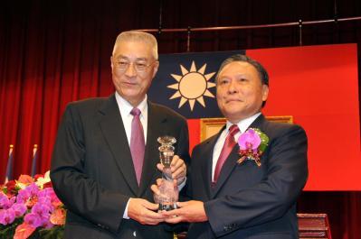 吳院長與傑出校友王先庚處長合影