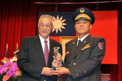 吳院長與傑出校友蕭英文局長合影