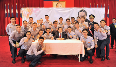 李昌鈺博士與學生合影