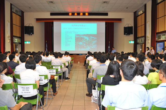 返校受訓的治安新鮮人聆聽李部長鴻源演講「給臺灣2030年備忘錄」