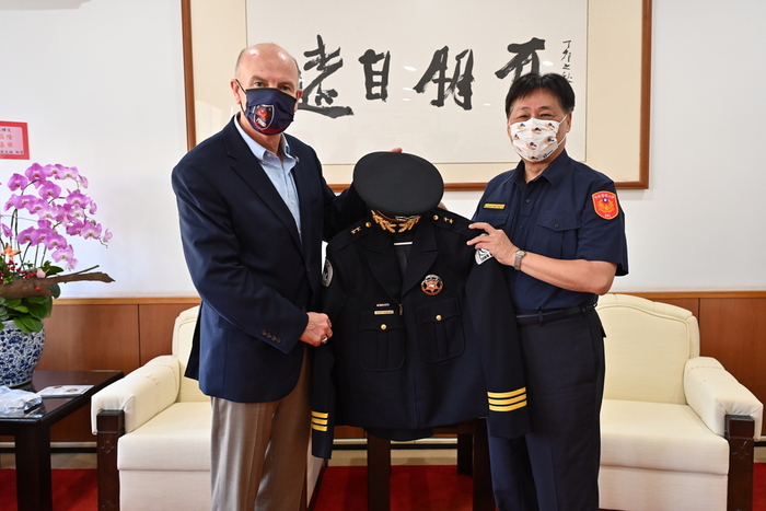 IACP會長何林哲(Henninger)致贈校長羅拉多州韋爾市警察制服